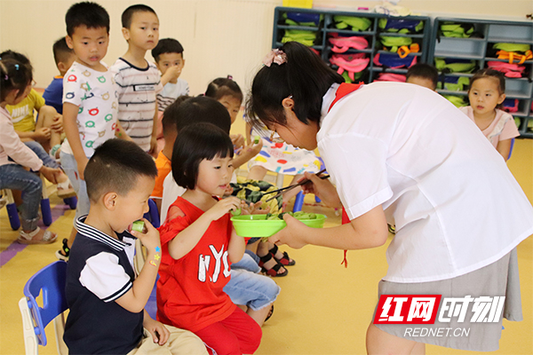 荷塘外国语学校:职业体验小小幼儿园老师